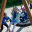 Des enfants jouent sur Single Swing (BNS 90cm) dans une aire de jeux.