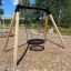 Ensemble de balançoires d'extérieur, Single Swing (BNS 90cm), dans une aire de jeux avec sol en copeaux de bois.