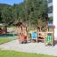 Alpha playhouse with slide dans un cadre d'aire de jeux