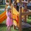 Enfant jouant sur Alpha playhouse with slide