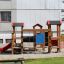 Alpha playhouse with slide dans un environnement de terrain de jeu