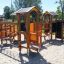 Alpha playhouse with slide dans une aire de jeux ensoleillée