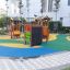 Alpha playhouse with slide dans une aire de jeux extérieure