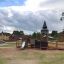 Équipement de jeu extérieur Campanille playground castle avec toboggan et éléments d’escalade.