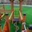 Équipement de terrain de jeu pour enfants Trixie avec structures d’escalade en bois et jeu de morpion.