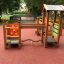 Équipement de terrain de jeu pour enfants Trixie avec toboggans et structures d’escalade dans un parc.
