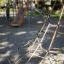 Structure en filet d’escalade pour enfants dans une aire de jeux.