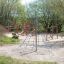 Small Powerclimber climbing net dans une aire de jeux de parc.