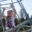 Enfant grimpant sur Small Powerclimber climbing net dans une aire de jeux.