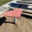 Heart Table dans un bac à sable dans une aire de jeux.