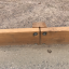 Larch Board Section Low - section de planche en bois fixée sur un sol sablonneux.