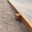 Larch Board Section Low bordant une aire de jeux'