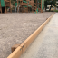 Larch Board Section Low bordant une aire de jeux