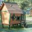 Maisonnette en bois avec finitions vertes de la série Britta's Playhouse.