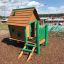 Maisonnette pour enfants Britta's Playhouse dans une aire de jeux.