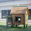 Maisonnette en bois Britta's Playhouse avec échelle et toboggan.