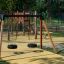 Double Tyre double swing sur une aire de jeux.