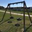 Double Tyre double swing sur une aire de jeux herbeuse.