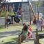 Des enfants jouent sur Double Tyre double swing dans une aire de jeux.