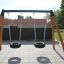 Double Tyre double swing avec cadre en bois sur une aire de jeux.