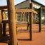 Maison de jeu extérieure en bois pour enfants, parfaite pour les aires de jeux et les parcs.