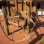Spillikins wooden playhouse avec ponts de corde et structures d'escalade en bois.