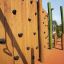Mur en bois avec prises d'escalade, faisant partie du Spillikins wooden playhouse.