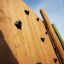 Mur en bois de Spillikins wooden playhouse avec prises d'escalade.