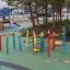 Équipement de jeu sur le thème Crayons en bois dans un parc.