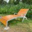 Cannes Deck Chair fabriqué en bois et en métal dans un jardin.
