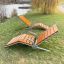 Marseille Deck Chair au bord de la rivière sur une pelouse herbeuse
