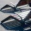 Mobilier d’extérieur moderne Montpellier Deck Chair sur une surface pavée.
