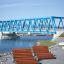 Montpellier Deck Chair au bord de la rivière avec un pont bleu en arrière-plan