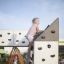 Un enfant grimpe sur la structure de terrain de jeu Climbing cubes.