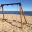 Double Safety Seat double swing installé sur une plage de sable au bord de la mer