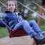 Des enfants profitant d’un Double Safety Seat double swing dans un parc.