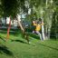 Double Safety Seat double swing sur une aire de jeux avec cadre en bois