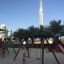 Double Safety Seat double swing sur une aire de jeux avec le Burj Khalifa en arrière-plan.