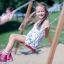 Double Safety Seat double swing avec des enfants qui jouent en arrière-plan