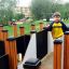 Enfant jouant sur l’équipement de jeu Ariadne dans un parc.