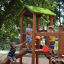 Des enfants jouent sur le Triangle Modern Nature wooden playhouse with slide.