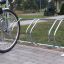 Bike Stand pour un stationnement sécurisé des vélos installé sur le trottoir.