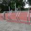 Métal Bike Stand dans un espace public extérieur.
