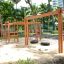 Wooden Tire double swing dans une aire de jeux entourée d’arbres
