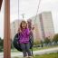 Wooden Tire double swing avec un enfant jouant à l’extérieur