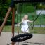 Enfant jouant sur un Triple swing dans un parc.