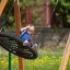 Enfant se balançant sur Triple swing dans une aire de jeux.
