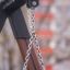 Chaînes Triple swing fixées à un cadre métallique.