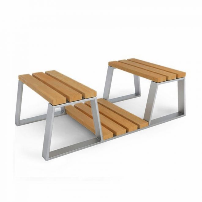Banc double moderne avec siège en bois et structure en métal pour usage extérieur.