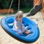 Deux enfants assis sur un Swing Seat GBNS dans une aire de jeux.